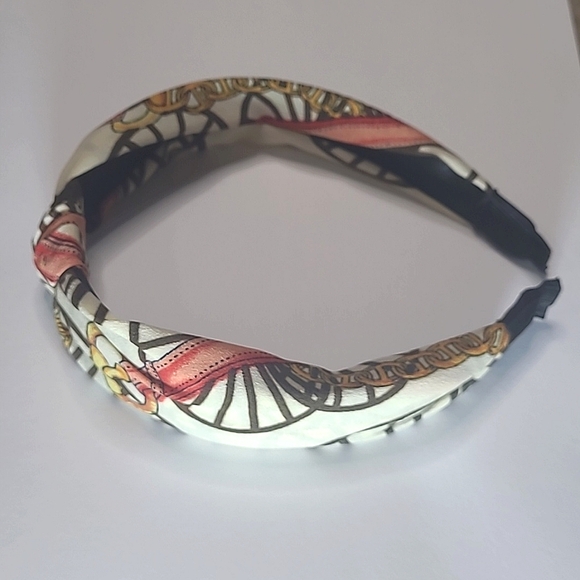 Knotted Headband - Picture 4 of 4